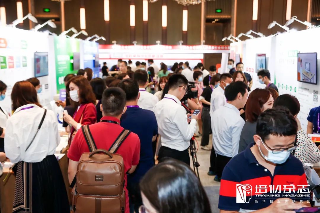 保利威直播艙亮相企業培訓年度盛會!周鑫受邀頒發人才發展菁英獎! 保利威直播艙亮相企業培訓年度盛會!周鑫受邀頒發人才發展菁英獎!