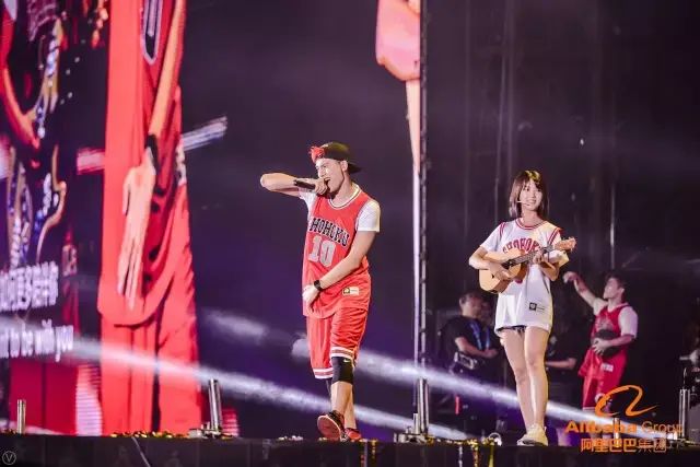“中國好年會”的自我修養(yǎng)：高管獻(xiàn)舞、直播狂歡、刷屏傳播